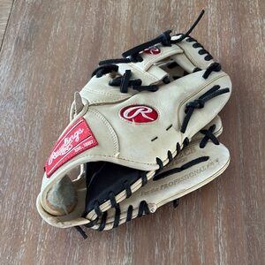 Rawlings Baseball Glove in Cream and Black